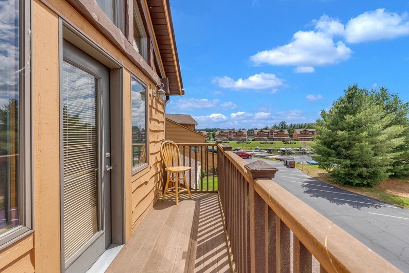 Meticulously maintained &amp; furnished 3rd-floor unit overlooking - photo 11