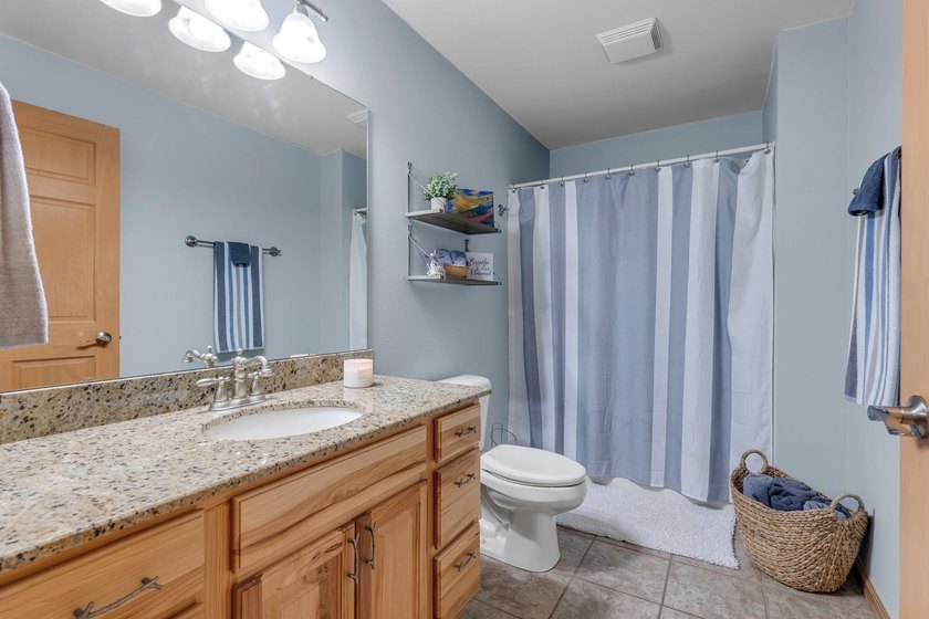 Meticulously maintained &amp; furnished 3rd-floor unit overlooking - photo 16