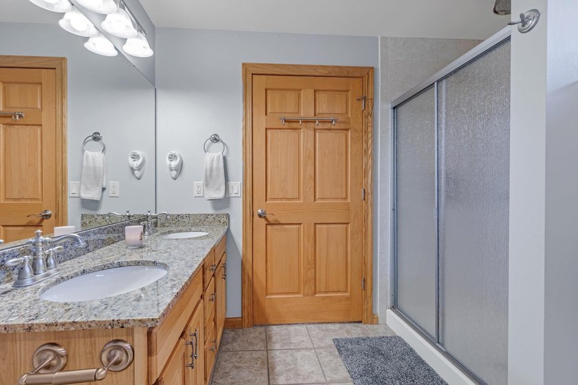 Meticulously maintained &amp; furnished 3rd-floor unit overlooking - photo 17
