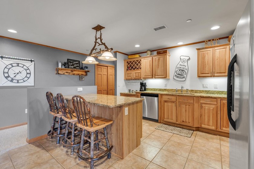 Meticulously maintained &amp; furnished 3rd-floor unit overlooking - photo 42