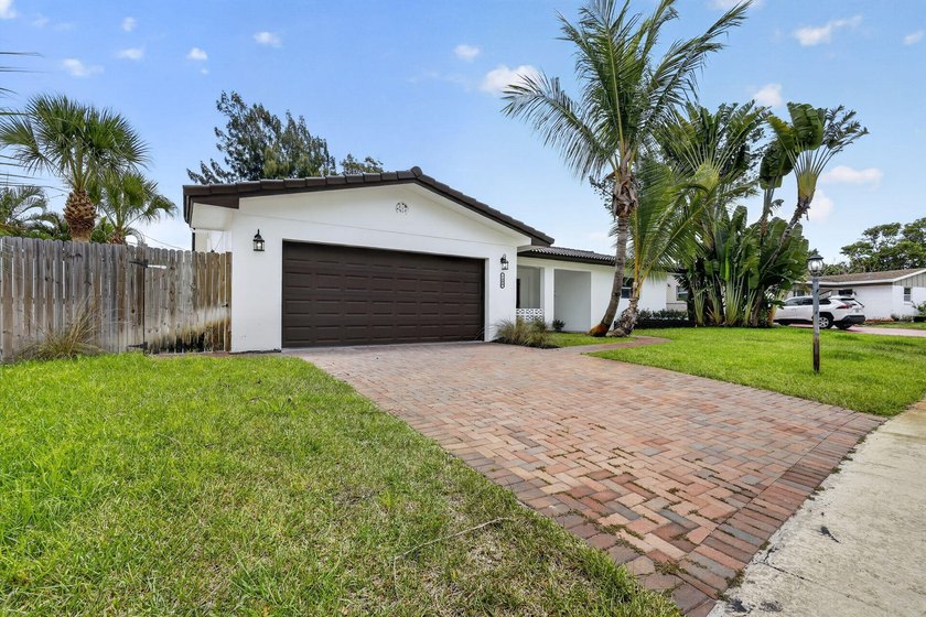 Welcome to this charming single-story residence located in Lake - photo 3