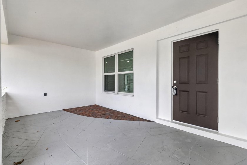 Welcome to this charming single-story residence located in Lake - photo 4