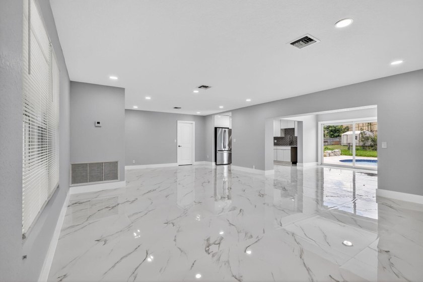 Welcome to this charming single-story residence located in Lake - photo 5
