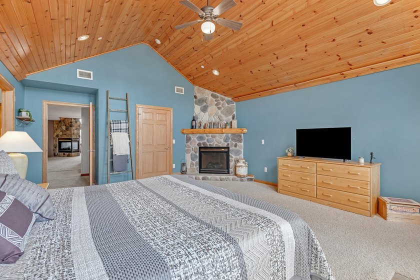 Meticulously maintained &amp; furnished 3rd-floor unit overlooking - photo 47
