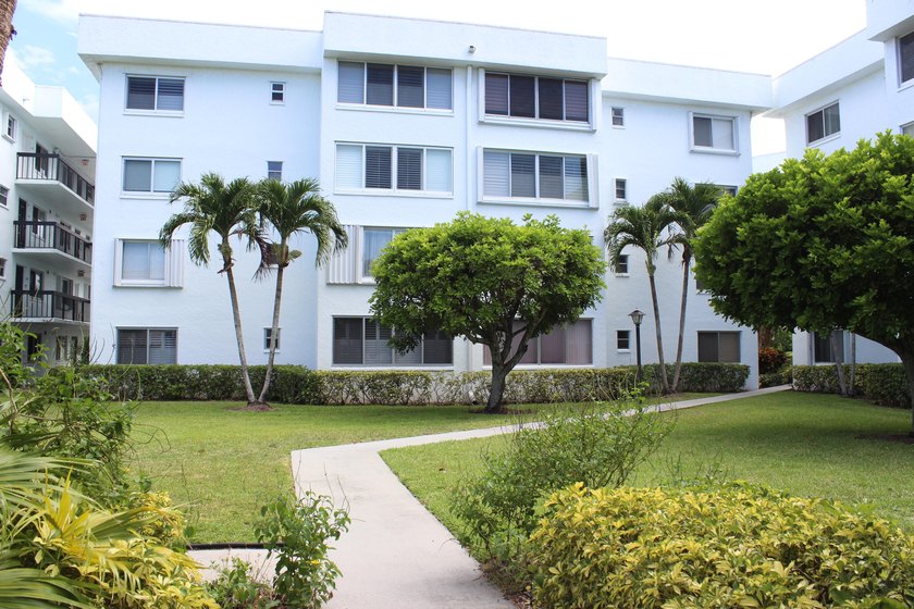 Welcome to this thoughtfully designed three-bedroom - photo 2