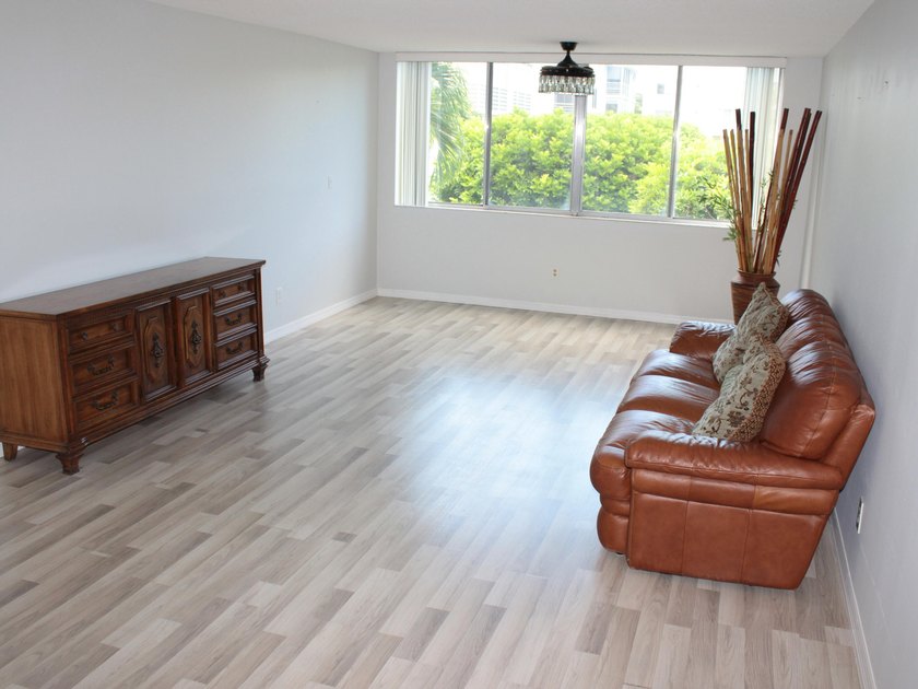 Welcome to this thoughtfully designed three-bedroom - photo 4
