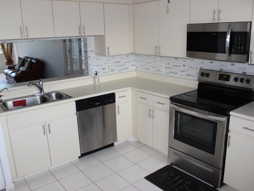 Welcome to this thoughtfully designed three-bedroom - photo 6
