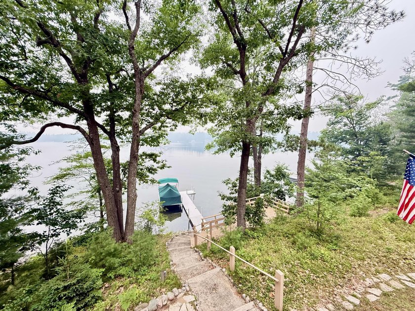 Dreaming of lakefront living? This comfortable ranch home with - photo 2