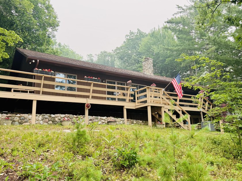 Dreaming of lakefront living? This comfortable ranch home with - photo 3
