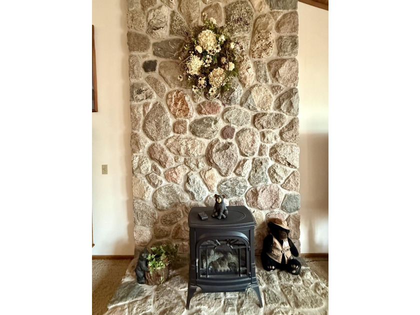 Dreaming of lakefront living? This comfortable ranch home with - photo 7