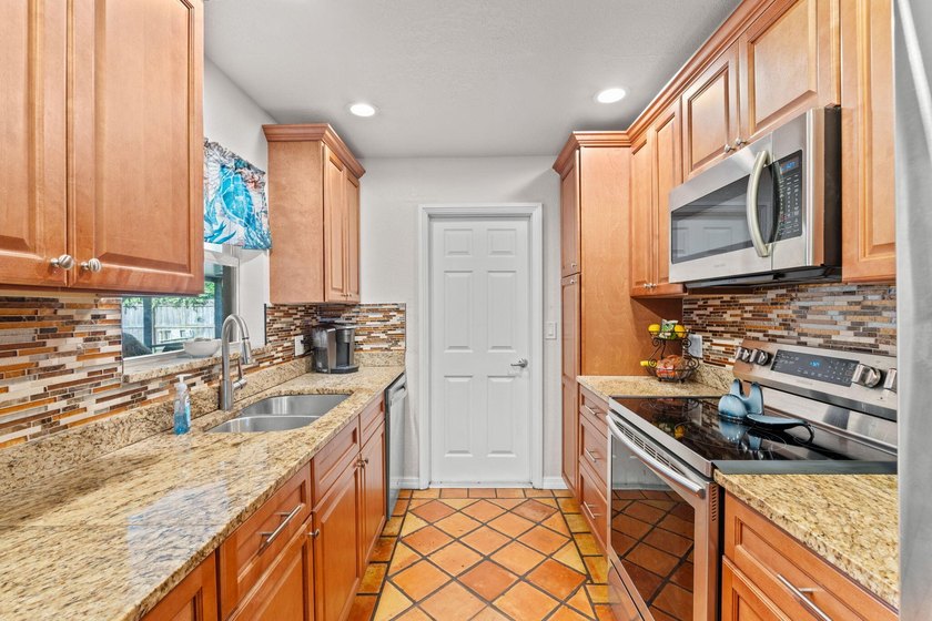 Spacious 4 bedroom, 2 bathroom home, with garage and a versatile - photo 12