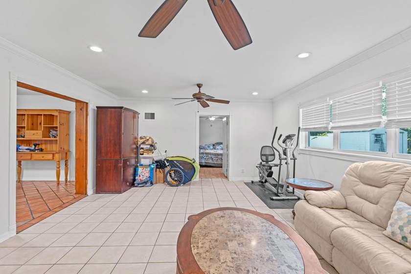 Spacious 4 bedroom, 2 bathroom home, with garage and a versatile - photo 15