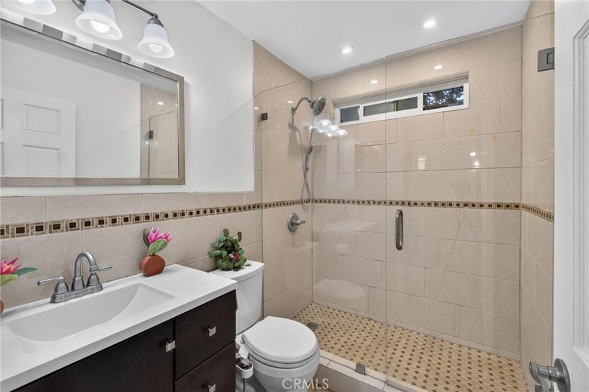 Welcome to this desirable single-level home featuring 2 bedrooms - photo 17
