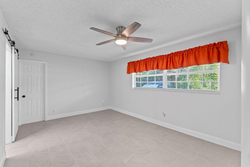Spacious 4 bedroom, 2 bathroom home, with garage and a versatile - photo 17