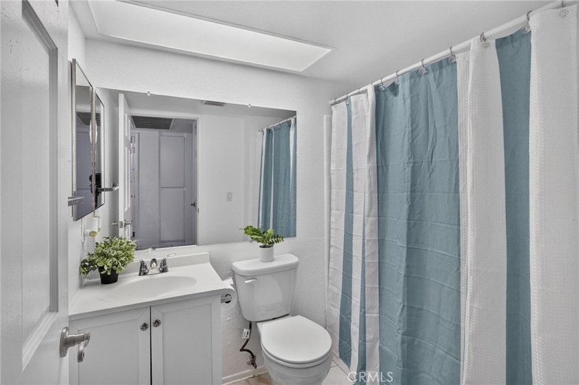 Welcome to this desirable single-level home featuring 2 bedrooms - photo 21