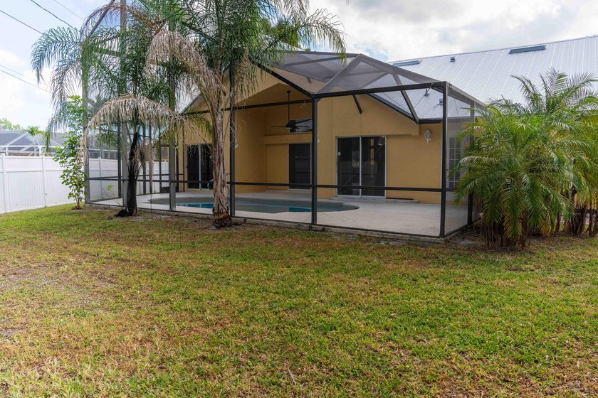 Discover this amazing home Pool home featuring 3 bedrooms, 2 - photo 23