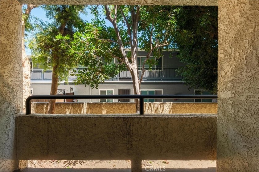 Welcome to this desirable single-level home featuring 2 bedrooms - photo 24