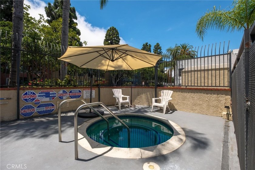 Welcome to this desirable single-level home featuring 2 bedrooms - photo 25