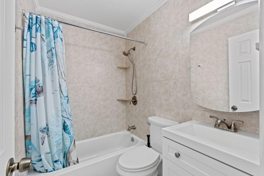 Spacious 4 bedroom, 2 bathroom home, with garage and a versatile - photo 25