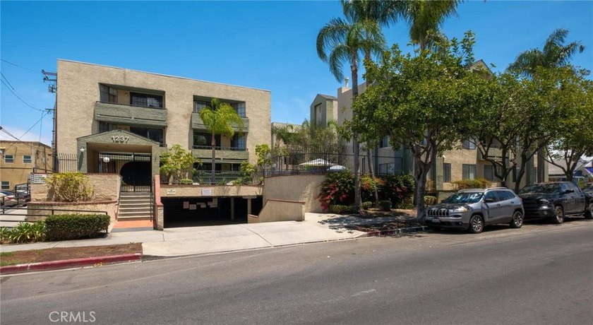 Welcome to this desirable single-level home featuring 2 bedrooms - photo 27