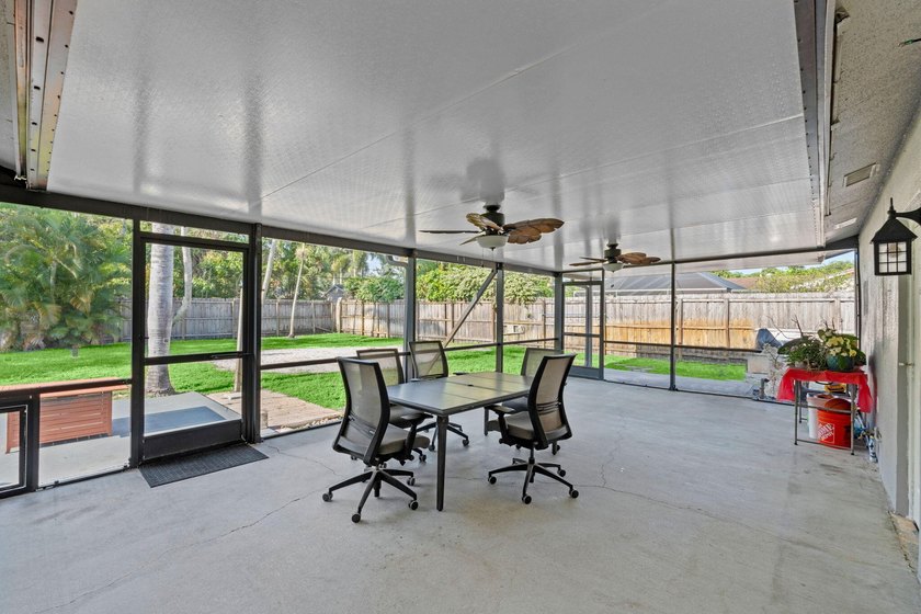 Spacious 4 bedroom, 2 bathroom home, with garage and a versatile - photo 30