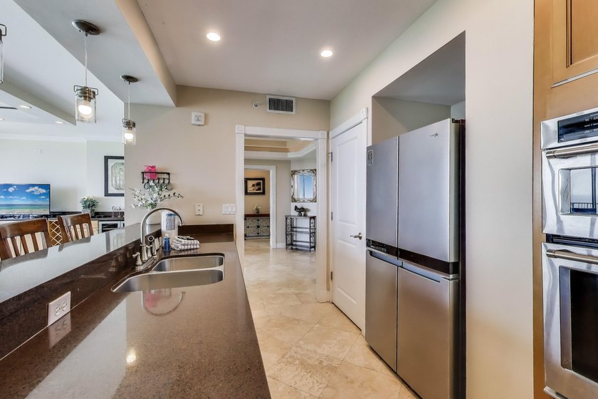 Rare gem--an over 2,200 square foot 3/3 penthouse condo in the - photo 11