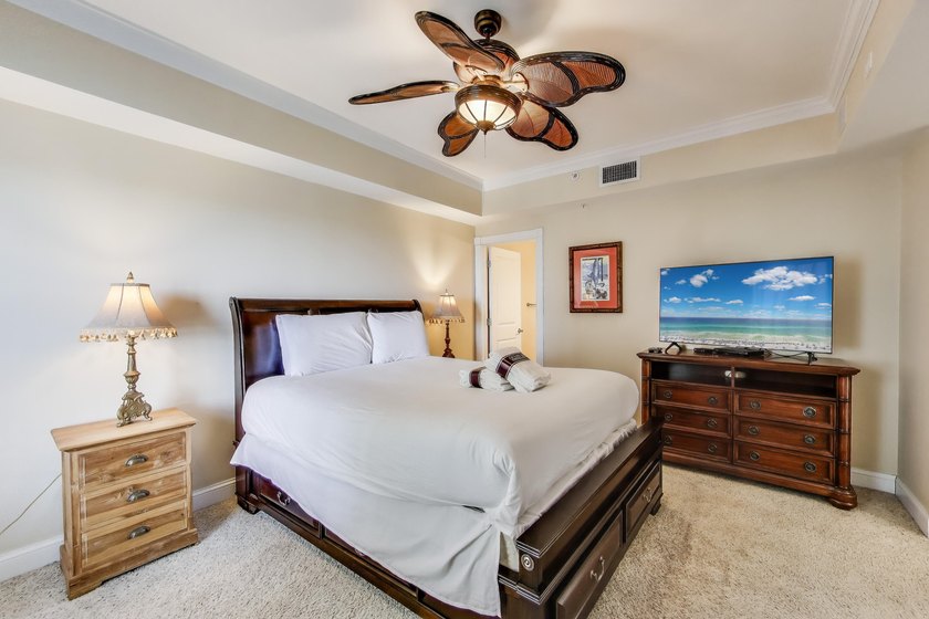 Rare gem--an over 2,200 square foot 3/3 penthouse condo in the - photo 21