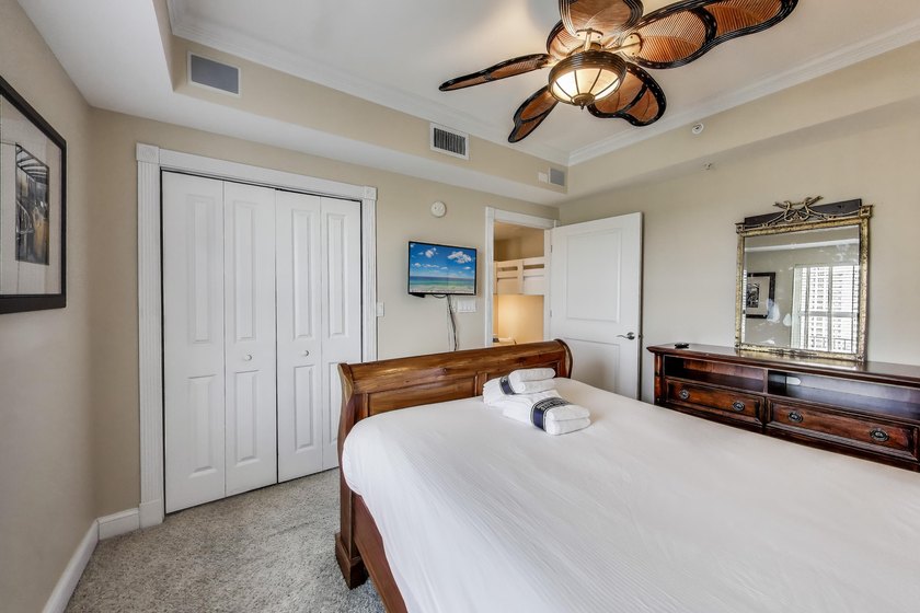 Rare gem--an over 2,200 square foot 3/3 penthouse condo in the - photo 24