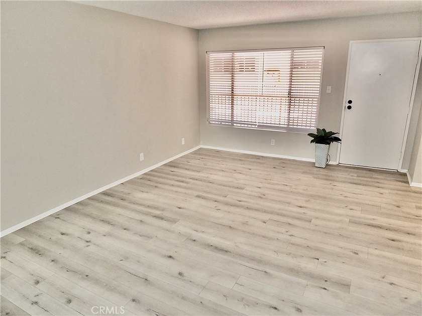 545 Chestnut Avenue unit 203 in Lincoln Park Towers a sunny and - photo 4