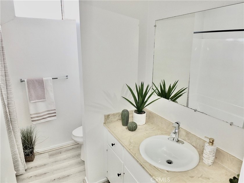 545 Chestnut Avenue unit 203 in Lincoln Park Towers a sunny and - photo 5