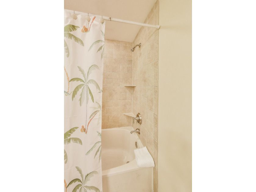 Rare gem--an over 2,200 square foot 3/3 penthouse condo in the - photo 30