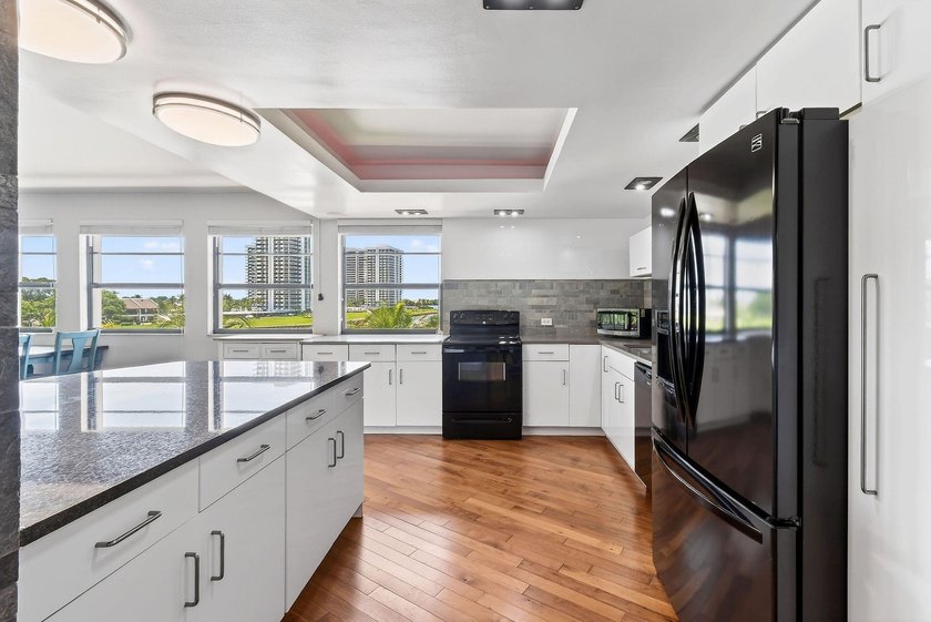 Rarely available 3rd-floor corner residence in the most sought - photo 9