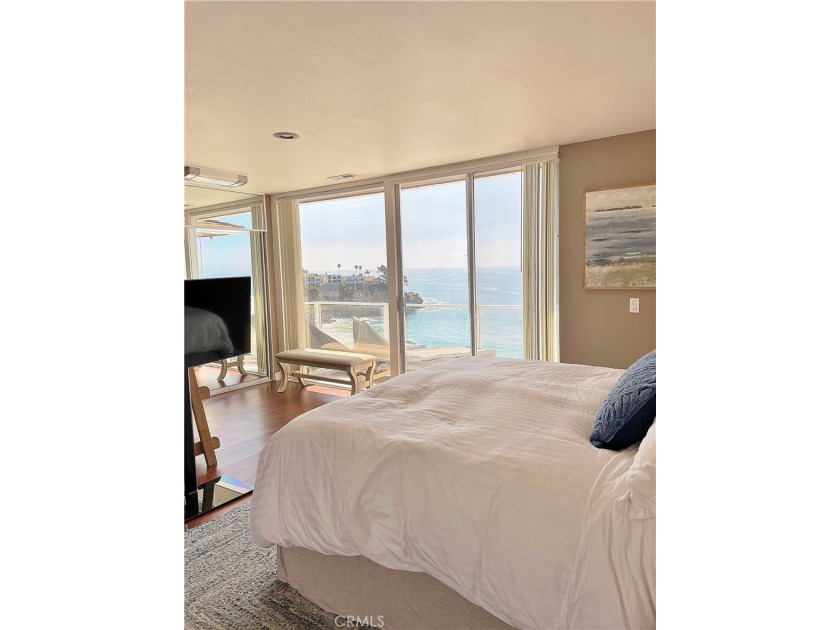 Oceanfront bluff top home in South Laguna's desirable Three Arch - photo 9
