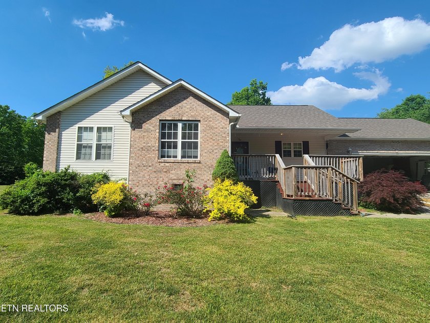 Charming 3BR, 2BA home on 2 lots located in Lake Tansi - photo 2