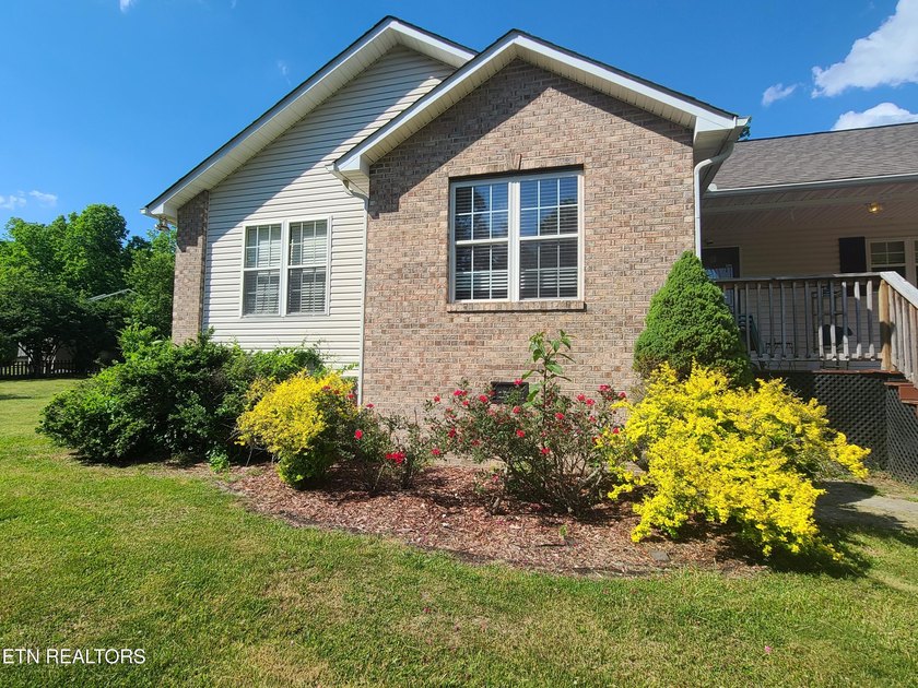 Charming 3BR, 2BA home on 2 lots located in Lake Tansi - photo 3