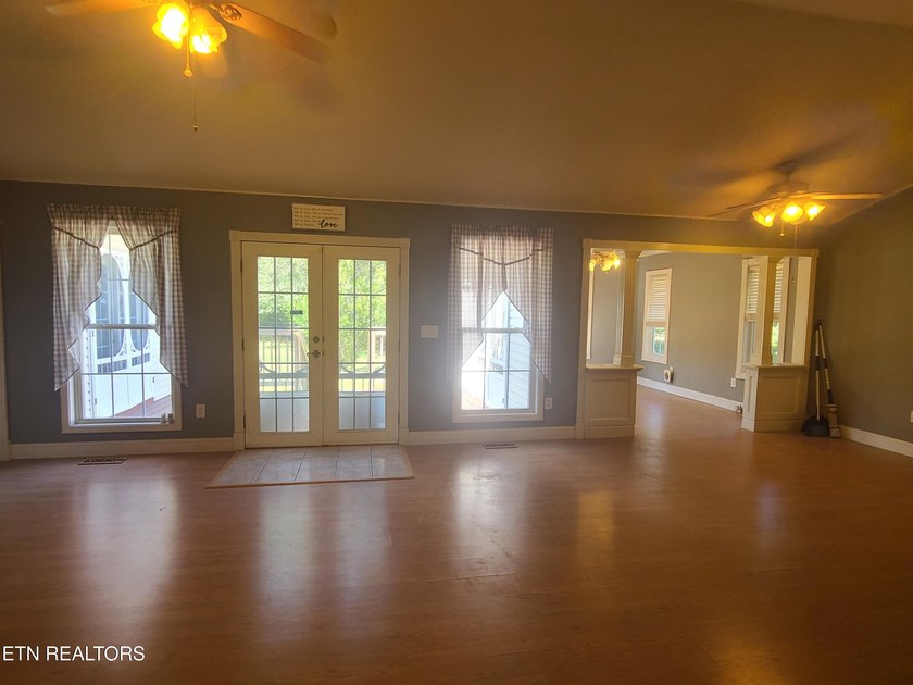 Charming 3BR, 2BA home on 2 lots located in Lake Tansi - photo 9