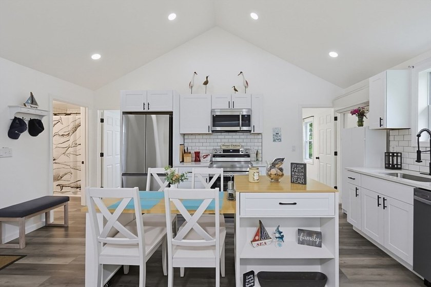 Welcome to this beautifully remodeled 2-bedroom, 1-bath - photo 6