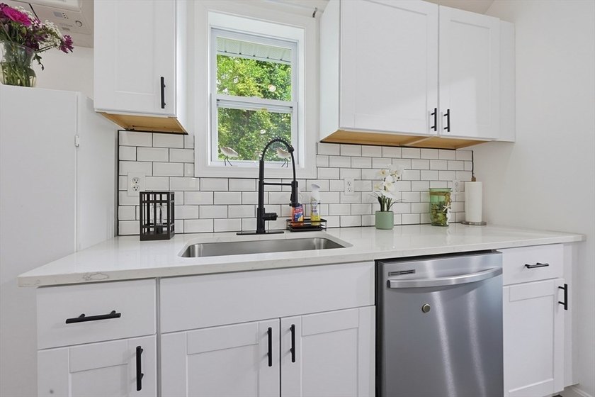 Welcome to this beautifully remodeled 2-bedroom, 1-bath - photo 7