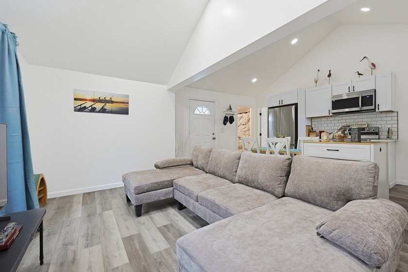 Welcome to this beautifully remodeled 2-bedroom, 1-bath - photo 8