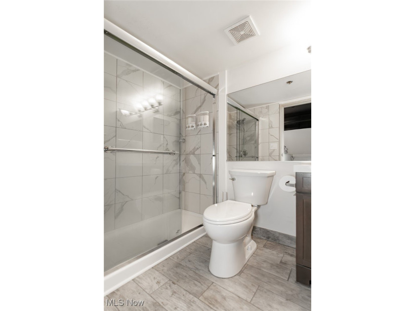 Welcome to downtown living at its best in this stylish 1-bedroom - photo 18