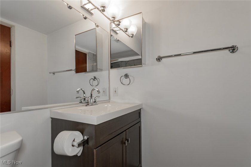 Welcome to downtown living at its best in this stylish 1-bedroom - photo 19