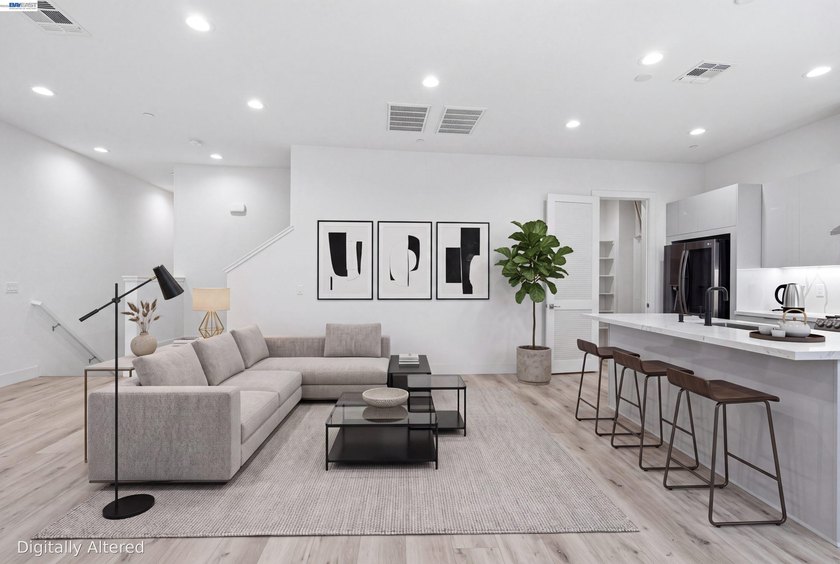 Modern 2019-built townhouse offering 2 bedrooms, 2.5 bathrooms - photo 3