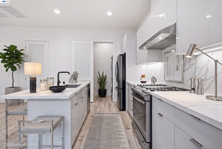 Modern 2019-built townhouse offering 2 bedrooms, 2.5 bathrooms - photo 5