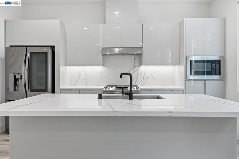 Modern 2019-built townhouse offering 2 bedrooms, 2.5 bathrooms - photo 7