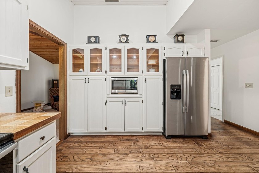Discover the charm and character of this custom-built cedar home - photo 4