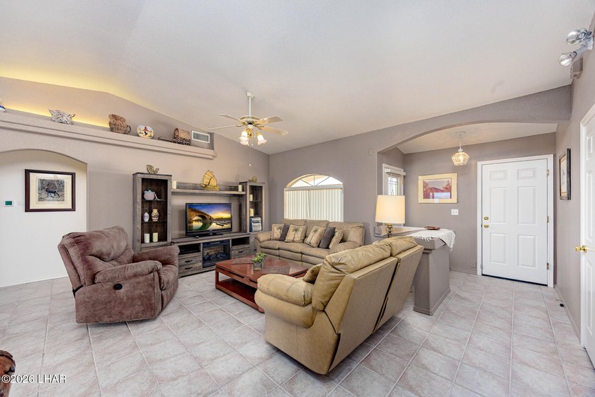 Welcome to this pristine 3BR/2BA home located on a quiet street - photo 4