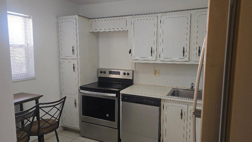 Beautiful Spacious, 1 bedroom, 1.5 bath unit with a large - photo 4