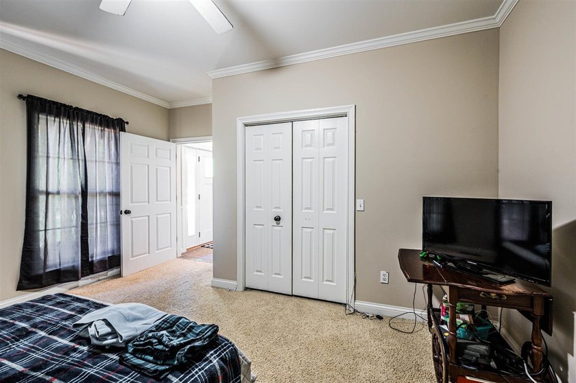 Room to live, land to use, and a setup that fits more than just - photo 15
