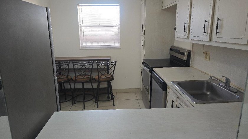 Beautiful Spacious, 1 bedroom, 1.5 bath unit with a large - photo 6