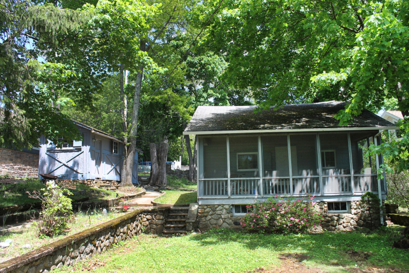 Screened-in porch This overlooks the lake . - photo 2